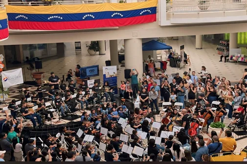 Festival de Primavera organizado por Casa de Venezuela en el Fashion Square Mall Orlando con la participación de The Nucleus Orchestral