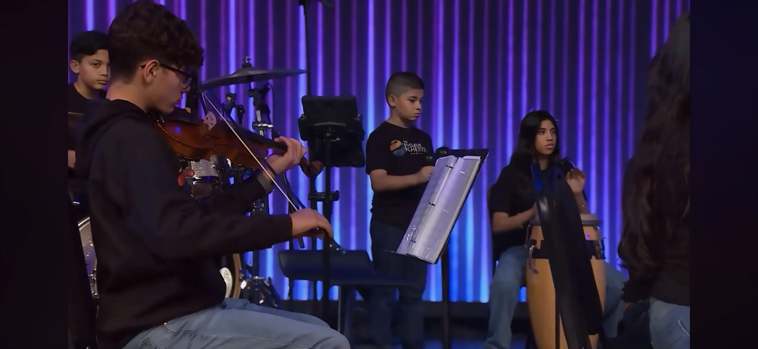 Ensayo con niños del Programa de Orquesta Infantil y Juvenil en Texas, The Nucleus Orchestral.