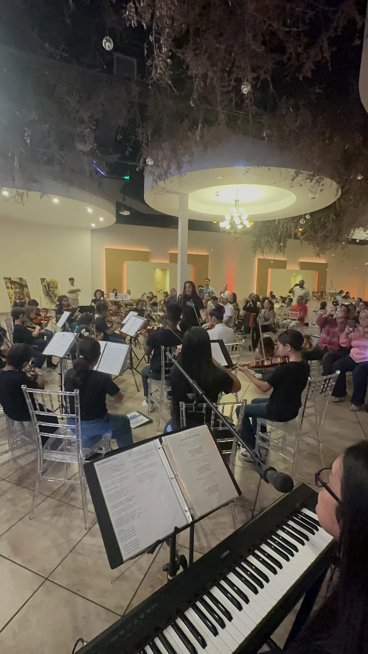 Profesora Katerine Rivas con sus alumnos del programa de orquesta juvenil en el Primer encuentro Latinoamericano The Nucleus Orchestral Texas