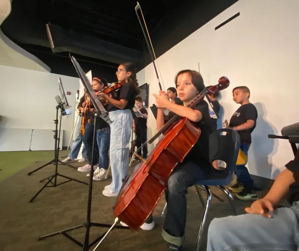 Alumnos del Programa de Orquesta infantil y juvenil The Nucleus Orchestral Texas en Concierto Interactivo en Westchase Neighborhood el 28 de Octubre del 2024