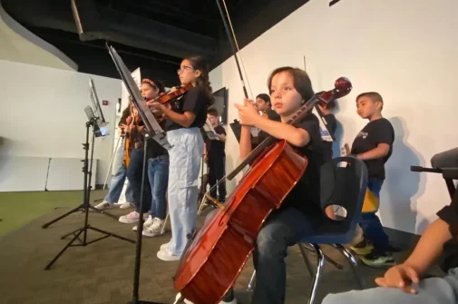 Alumnos del Programa de Orquesta infantil y juvenil The Nucleus Orchestral Texas en Concierto Interactivo en Westchase Neighborhood el 28 de Octubre del 2024